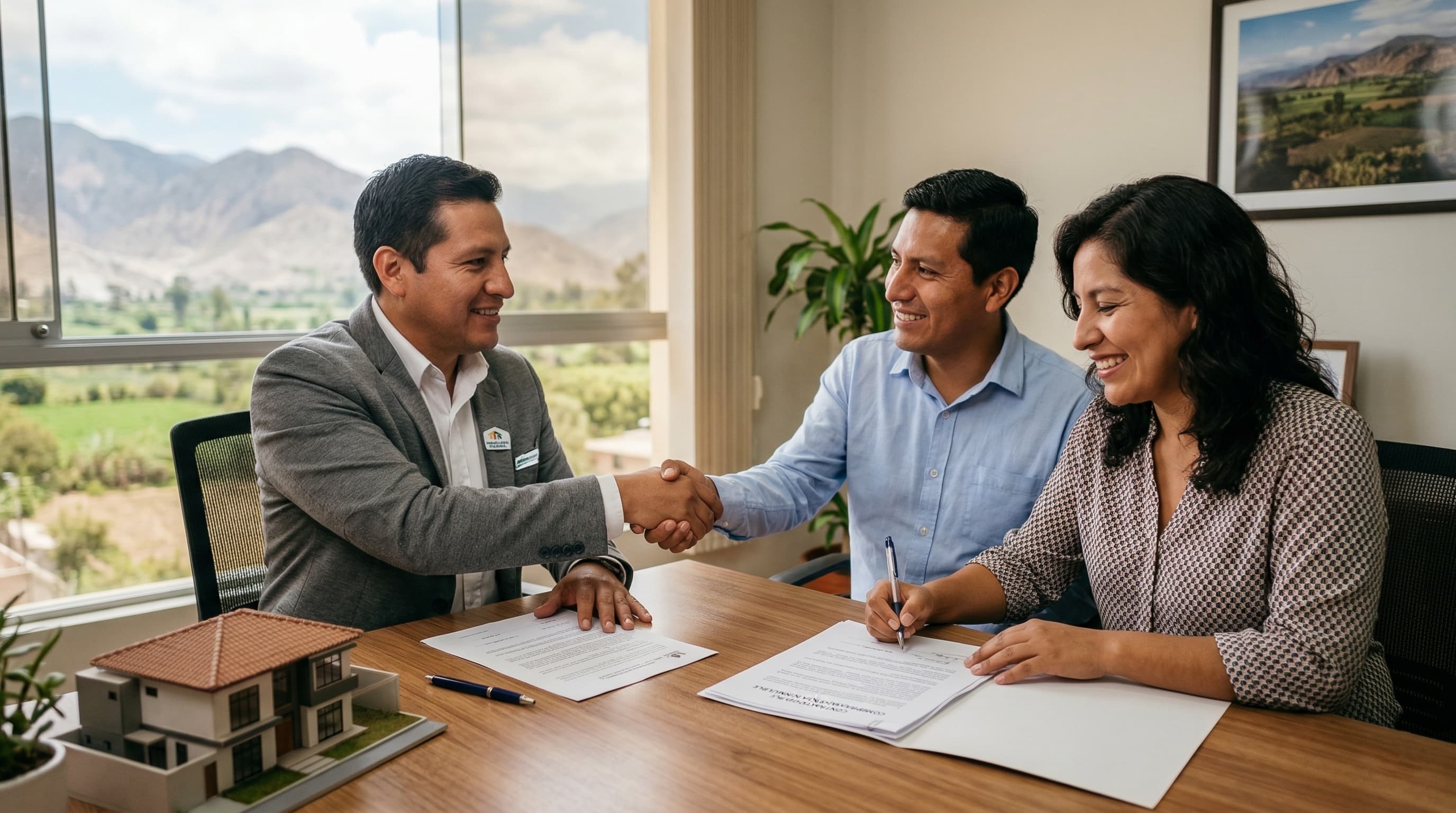 Pareja firmando contrato de terreno en Huaral con asesor inmobiliario – comprar primer terreno Norte Chico